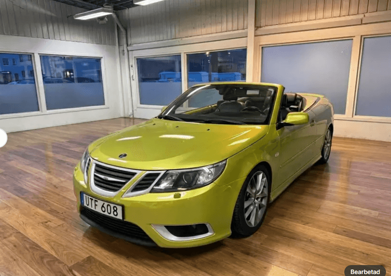 Bil i professionell showroom-miljö